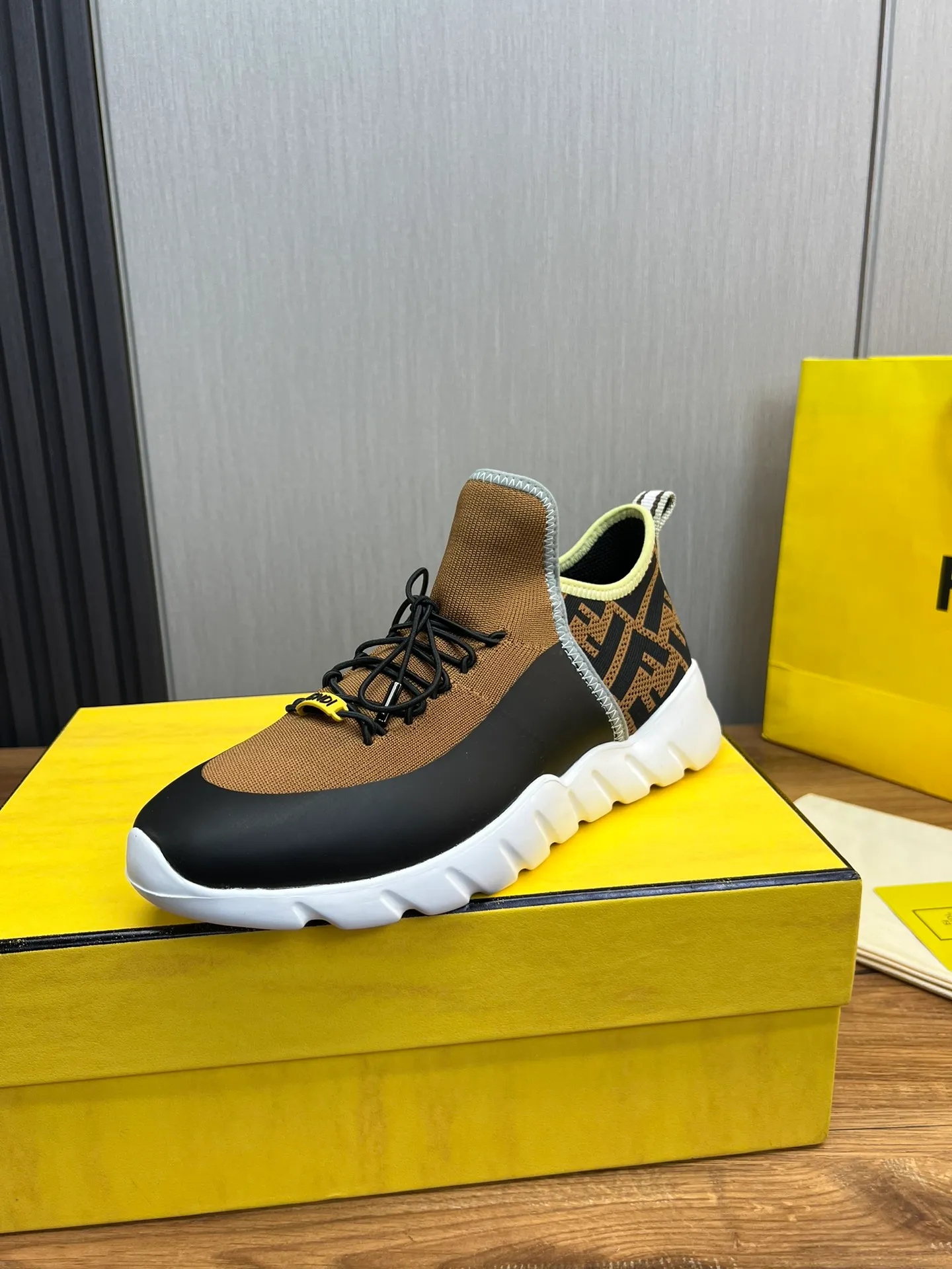 Men's shoes💰680💰 ＦＥＮＤＩ. Fendi🔍Top purchasing agent🇮🇹 The new and popular counter of the popular street boy monster has original factory configuration, original fly-knit fabric imported from Italy, high-quality printing technology, imported water-dyed cowhide with breathable mesh lining, breathable and comfortable, soles: original factory special soles are super comfortable, original factory single goods 🔍high quality, you can enter and leave the counter at will, welcome to compare, code number 39-44 (can be ordered 38.45.46)